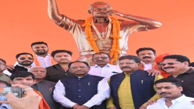 मुख्यमंत्री श्री विष्णु देव साय ने कुनकुरी में स्व. कुमार दिलीप सिंह जूदेव की प्रतिमा पर माल्यार्पण कर किया नमन