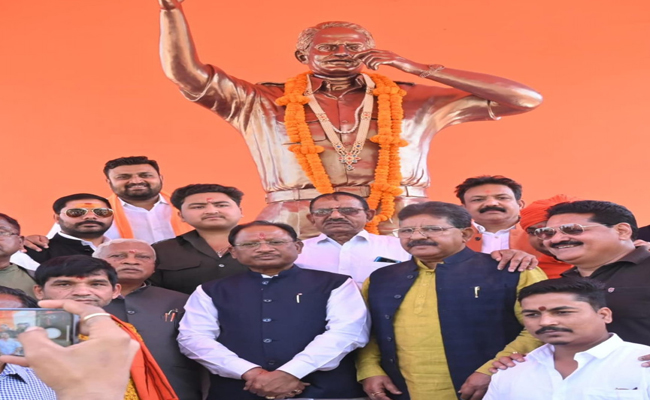 मुख्यमंत्री श्री विष्णु देव साय ने कुनकुरी में स्व. कुमार दिलीप सिंह जूदेव की प्रतिमा पर माल्यार्पण कर किया नमन मुख्यमंत्री श्री विष्णु देव साय ने कुनकुरी में स्व. कुमार दिलीप सिंह जूदेव की प्रतिमा पर माल्यार्पण कर किया नमन