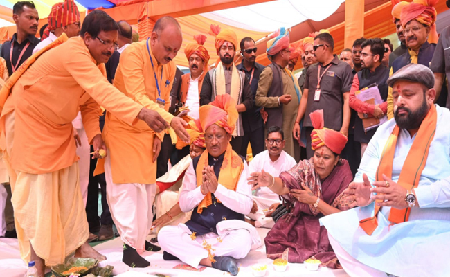 मुख्यमंत्री श्री विष्णु देव साय ने जशपुर जिले में सामूहिक कन्या विवाह कार्यक्रम में शामिल होकर 353 नवविवाहित जोड़ों को दिया आशीर्वाद मुख्यमंत्री श्री विष्णु देव साय ने जशपुर जिले में सामूहिक कन्या विवाह कार्यक्रम में शामिल होकर 353 नवविवाहित जोड़ों को दिया आशीर्वाद