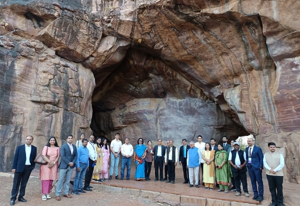 वित्त आयोग के अध्यक्ष एवं सदस्यों ने विश्व धरोहर भीम बैटका का किया भ्रमण, कहा- भीम बैटका जैसे ऐतिहासिक स्थल भारत की सांस्कृतिक के अमूल्य प्रतीक हैं…