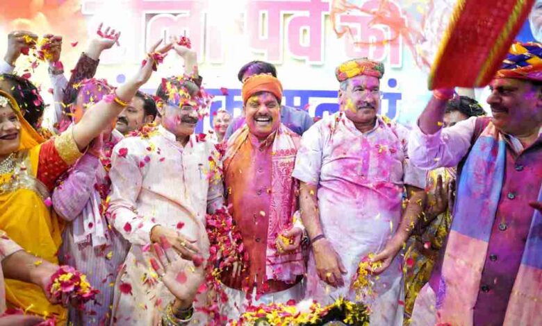 MP News: होली के रंग में डूबे मुख्यमंत्री डॉ. मोहन यादव, सीएम आवास में कार्यकर्ताओं संग मनाई होली, ‘बम लहरी’ गाना गाकर बांधा समा… MP News: होली के रंग में डूबे मुख्यमंत्री डॉ. मोहन यादव, सीएम आवास में कार्यकर्ताओं संग मनाई होली, ‘बम लहरी’ गाना गाकर बांधा समा…