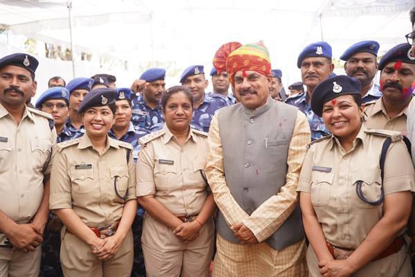 MP News: मुख्यमंत्री यादव ने महिला पुलिसकर्मियों को मिठाई खिलाकर दीं मंगलकामनाएं, कहा- जनता के लिये पुलिस करती है सभी चुनौतियों का सामना… MP News: मुख्यमंत्री यादव ने महिला पुलिसकर्मियों को मिठाई खिलाकर दीं मंगलकामनाएं, कहा- जनता के लिये पुलिस करती है सभी चुनौतियों का सामना…