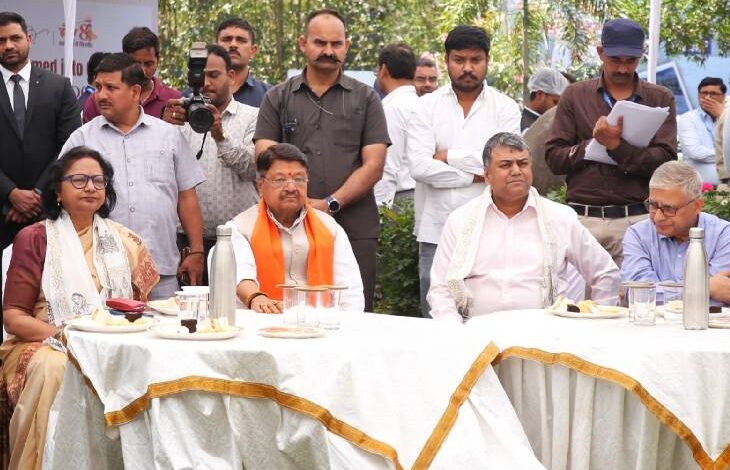 वित्त आयोग ने किया गोबर-धन बायो सीएनजी प्लांट का अवलोकन: इंदौर के स्वच्छता का साक्षी बना 16वें वित्त आयोग का दल… वित्त आयोग ने किया गोबर-धन बायो सीएनजी प्लांट का अवलोकन: इंदौर के स्वच्छता का साक्षी बना 16वें वित्त आयोग का दल…