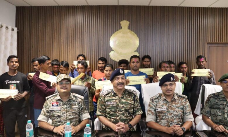 गंगालूर एरिया कमेटी अन्तर्गत सक्रिय 17 माओवादियों ने माओवादी विचारधारा से तौबा कर किया पुलिस के समक्ष आत्मसमर्पण… गंगालूर एरिया कमेटी अन्तर्गत सक्रिय 17 माओवादियों ने माओवादी विचारधारा से तौबा कर किया पुलिस के समक्ष आत्मसमर्पण…