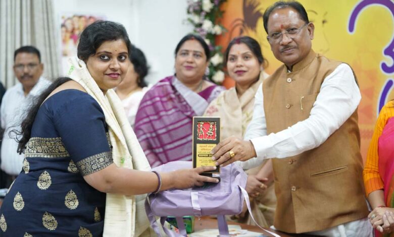 मुख्यमंत्री विष्णुदेव साय ने जनसंपर्क विभाग की महिला अधिकारियों को किया सम्मानित मुख्यमंत्री विष्णुदेव साय ने जनसंपर्क विभाग की महिला अधिकारियों को किया सम्मानित