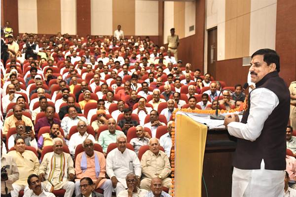 मुख्यमंत्री का मध्यप्रदेश विश्वविद्यालयीन संयुक्त संघर्ष समिति ने किया अभिनंदन: सीएम यादव ने कहा- प्रदेश के विश्वविद्यालय निरंतर बन रहे हैं सशक्त… मुख्यमंत्री का मध्यप्रदेश विश्वविद्यालयीन संयुक्त संघर्ष समिति ने किया अभिनंदन: सीएम यादव ने कहा- प्रदेश के विश्वविद्यालय निरंतर बन रहे हैं सशक्त…