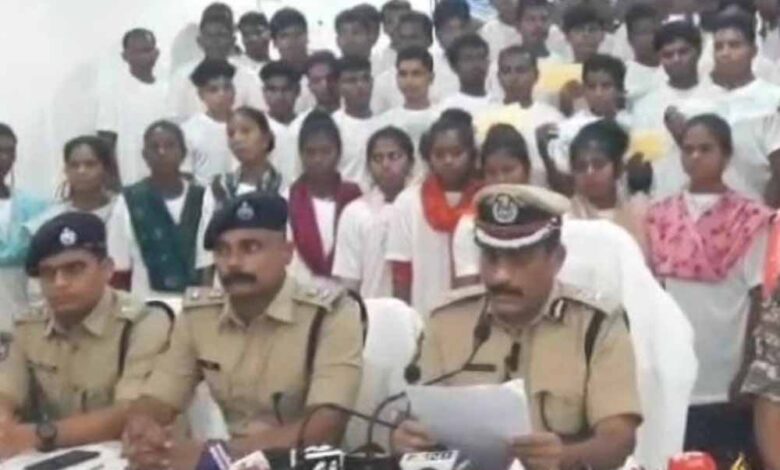 आईजी के समक्ष महिला-पुरुष समेत 86 नक्सलियों ने किया आत्मसमर्पण आईजी के समक्ष महिला-पुरुष समेत 86 नक्सलियों ने किया आत्मसमर्पण