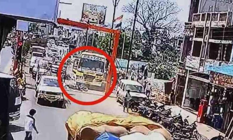 कोंडागांव में तेज रफ्तार बस का ब्रेक फेल, एक की मौत, तीन लोग घायल कोंडागांव में तेज रफ्तार बस का ब्रेक फेल, एक की मौत, तीन लोग घायल