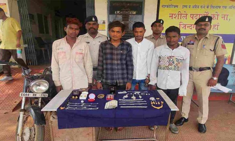 4 शातिर चोर गिरफ्तार, लाखों का माल बरामद 4 शातिर चोर गिरफ्तार, लाखों का माल बरामद