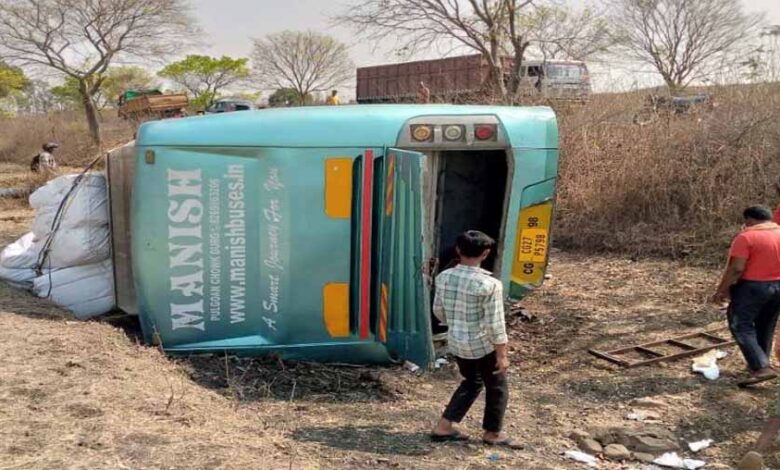दुर्ग से प्रयागराज जा रही बस एमपी में पलटी, कई यात्री घायल दुर्ग से प्रयागराज जा रही बस एमपी में पलटी, कई यात्री घायल