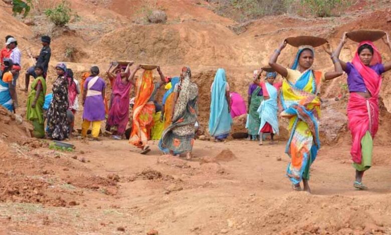 अपर आयुक्त मनरेगा ने की ग्राम लाई के स्वच्छाग्राहियों के कार्य की सराहना अपर आयुक्त मनरेगा ने की ग्राम लाई के स्वच्छाग्राहियों के कार्य की सराहना