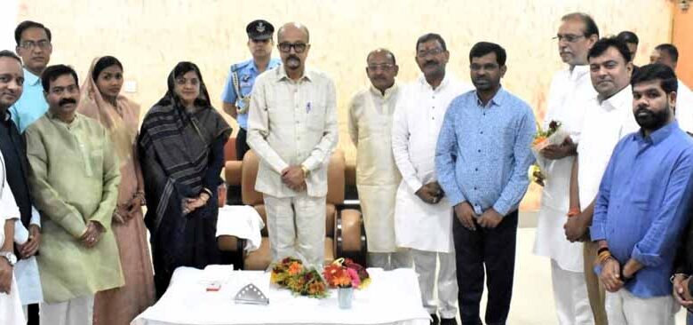राज्यपाल रमेन डेका ने सर्किट हाउस बालोद में जनप्रतिनिधियों एवं विभिन्न संगठनों के प्रतिनिधियों से की मुलाकात राज्यपाल रमेन डेका ने सर्किट हाउस बालोद में जनप्रतिनिधियों एवं विभिन्न संगठनों के प्रतिनिधियों से की मुलाकात