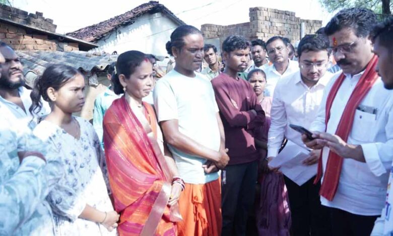 उपमुख्यमंत्री शर्मा बस्तर जिले के ग्राम शासनकचौरा और हलबा कचौरा में स्वयं हितग्राहियों के घर पहुँचकर किया सर्वे