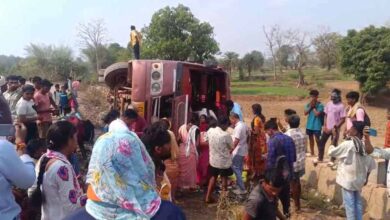 ओरछा मार्ग पर यात्री बस पलटी, कई यात्री घायल