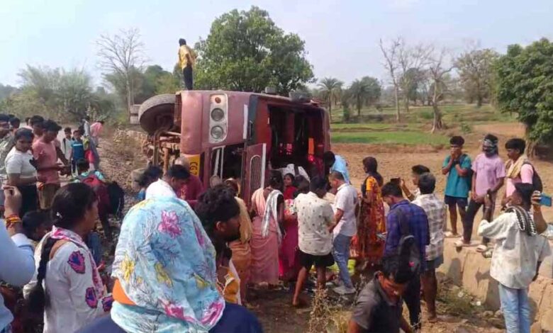 ओरछा मार्ग पर यात्री बस पलटी, कई यात्री घायल ओरछा मार्ग पर यात्री बस पलटी, कई यात्री घायल