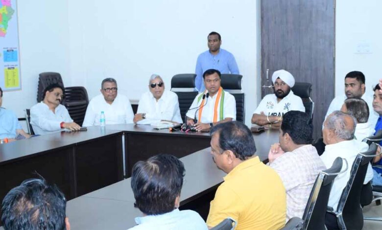 पीसीसी चीफ दीपक बैज ने वरिष्ठ नेताओं और ब्लॉक अध्यक्षों के साथ की बैठक, घेरेंगे मुख्यमंत्री निवास पीसीसी चीफ दीपक बैज ने वरिष्ठ नेताओं और ब्लॉक अध्यक्षों के साथ की बैठक, घेरेंगे मुख्यमंत्री निवास