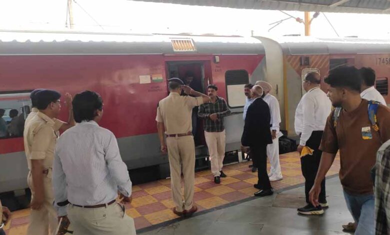 रेलवे के रायपुर मंडल में अवैध वेंडिंग और टिकट चेकिंग को लेकर व्यापक अभियान चलाया, DRM ने भी पकड़ लिए 11 अवैध वेंडर्स रेलवे के रायपुर मंडल में अवैध वेंडिंग और टिकट चेकिंग को लेकर व्यापक अभियान चलाया, DRM ने भी पकड़ लिए 11 अवैध वेंडर्स