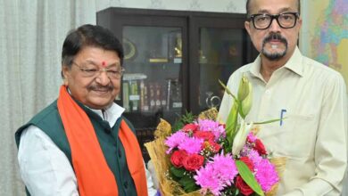 राज्यपाल डेका से मध्य प्रदेश के केबिनेट मंत्री विजयवर्गीय ने की भेंट