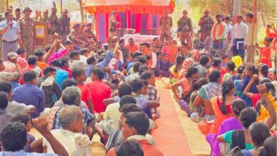 गृह मंत्री ने रायगुड़ेम में लोगों के साथ चौपाई लगाकर सुनी उनकी समस्याएं