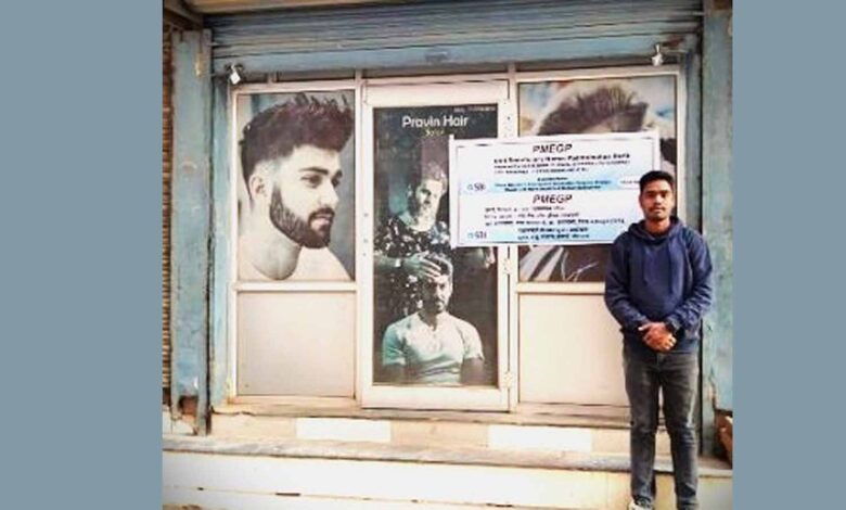 हेयर ड्रेसिंग सैलून से आत्मनिर्भर बना पदमलोचन हेयर ड्रेसिंग सैलून से आत्मनिर्भर बना पदमलोचन