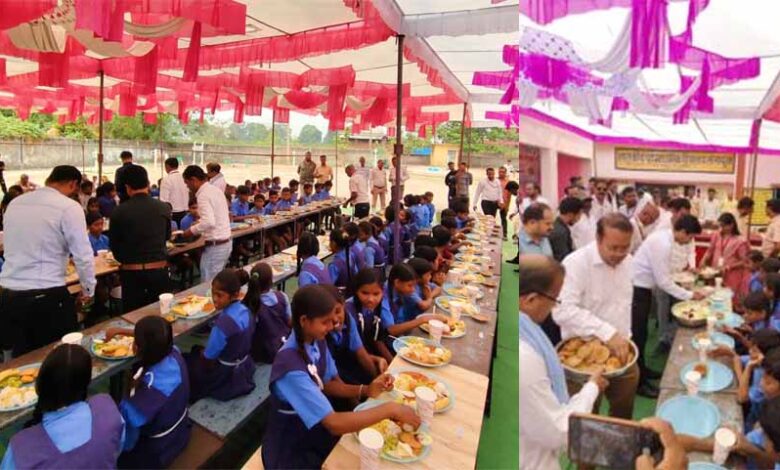 न्योता भोज कार्यक्रम में शामिल हुए कलेक्टर एवं जिला पंचायत सीईओ
