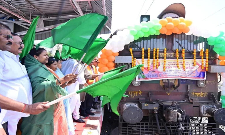 मुख्यमंत्री तीर्थ दर्शन योजना : मंत्री श्रीमती लक्ष्मी राजवाड़े ने हरी झंडी दिखाकर विशेष ट्रेन को किया रवाना मुख्यमंत्री तीर्थ दर्शन योजना : मंत्री श्रीमती लक्ष्मी राजवाड़े ने हरी झंडी दिखाकर विशेष ट्रेन को किया रवाना