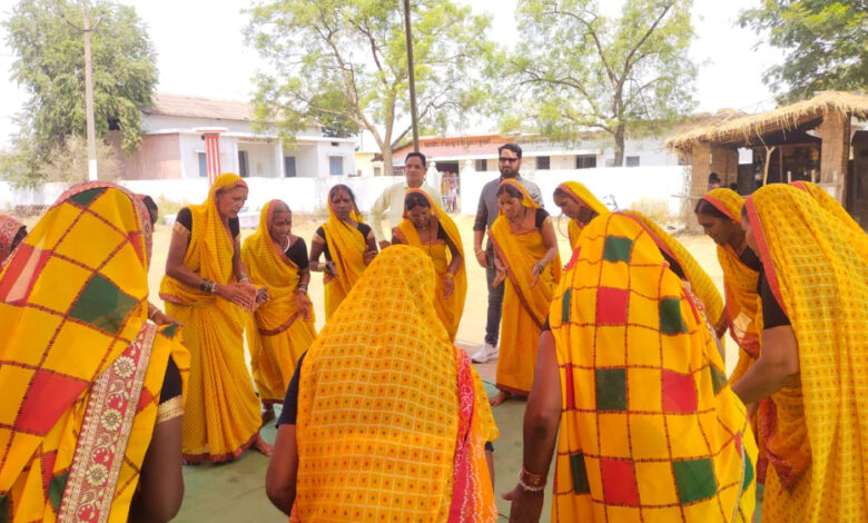 रायपुर : सुशासन तिहार- 2025 : ग्रामीण अंचल में सुआ नृत्य बना जनजागरूकता का माध्यम