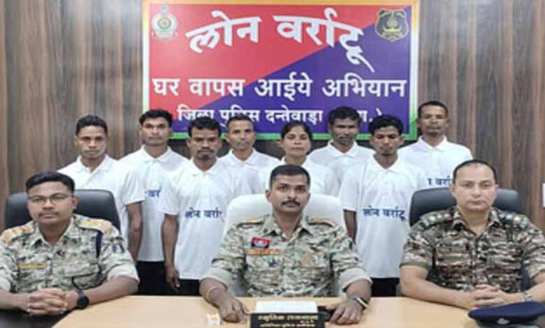 छत्तीसगढ़ में 8 नक्सलियों ने किया आत्मसमर्पण, 2 नक्सली 50 हजार के ईनामी, पुलिस को थी लंबे समय से तलाश छत्तीसगढ़ में 8 नक्सलियों ने किया आत्मसमर्पण, 2 नक्सली 50 हजार के ईनामी, पुलिस को थी लंबे समय से तलाश