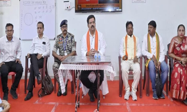 रायपुर : उपमुख्यमंत्री शर्मा ने सुकमा में आत्मसमर्पित नक्सलियों से की चर्चा: राज्य शासन की समस्त योजनाओं के लाभ दिलाने के दिए निर्देश रायपुर : उपमुख्यमंत्री शर्मा ने सुकमा में आत्मसमर्पित नक्सलियों से की चर्चा: राज्य शासन की समस्त योजनाओं के लाभ दिलाने के दिए निर्देश