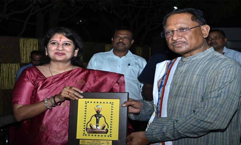 रायपुर : मुख्यमंत्री से छत्तीसगढ़ राज्य बाल संरक्षण आयोग के नवनियुक्त अध्यक्ष ने की सौजन्य भेंट रायपुर : मुख्यमंत्री से छत्तीसगढ़ राज्य बाल संरक्षण आयोग के नवनियुक्त अध्यक्ष ने की सौजन्य भेंट