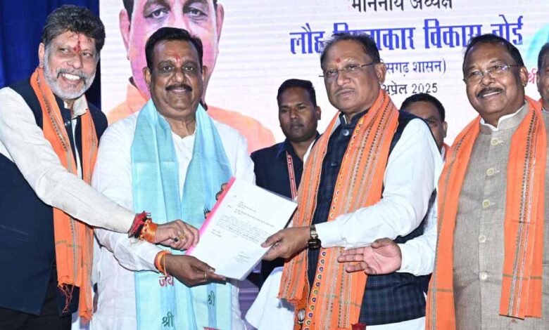 रायपुर : मुख्यमंत्री विष्णु देव साय लौह शिल्पकार विकास बोर्ड के नवनियुक्त अध्यक्ष के पदभार ग्रहण कार्यक्रम में हुए शामिल