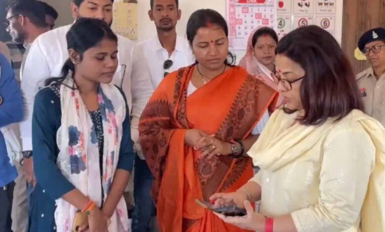 मंत्री श्रीमती राजवाड़े ने किया निरीक्षण: कर्तव्यों में घोर लापरवाही और विभागीय योजनाओं के संचालन में गंभीर अनियमितताओं पर जिला कार्यक्रम अधिकारी निलंबित मंत्री श्रीमती राजवाड़े ने किया निरीक्षण: कर्तव्यों में घोर लापरवाही और विभागीय योजनाओं के संचालन में गंभीर अनियमितताओं पर जिला कार्यक्रम अधिकारी निलंबित