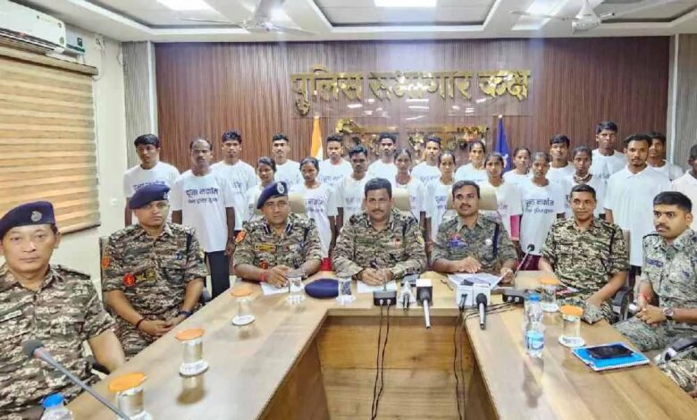 छत्तीसगढ़: सुकमा में पुलिस-CRPF के सामने 22 नक्सलियों ने किया सरेंडर छत्तीसगढ़: सुकमा में पुलिस-CRPF के सामने 22 नक्सलियों ने किया सरेंडर