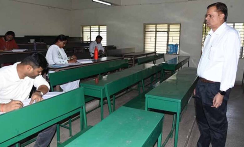 संभागायुक्त ने किया सहसपुर लोहारा तहसील का आकस्मिक निरीक्षण