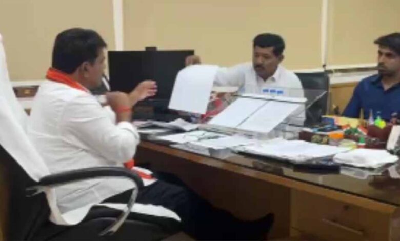 डिप्टी सीएम शर्मा से पाकिस्तानी हिंदुओं ने लगाई गुहार, डिप्टी सीएम बोले – केंद्र से करेंगे बात डिप्टी सीएम शर्मा से पाकिस्तानी हिंदुओं ने लगाई गुहार, डिप्टी सीएम बोले – केंद्र से करेंगे बात