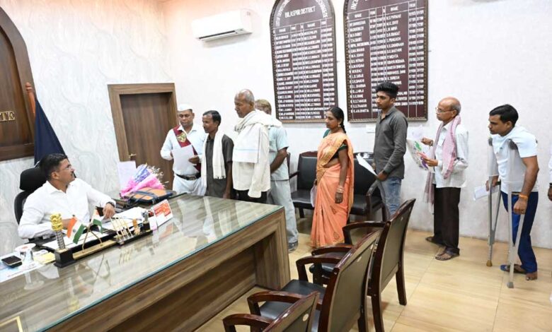 जनदर्शन में कलेक्टर ने सुनी लोगों की समस्याएं