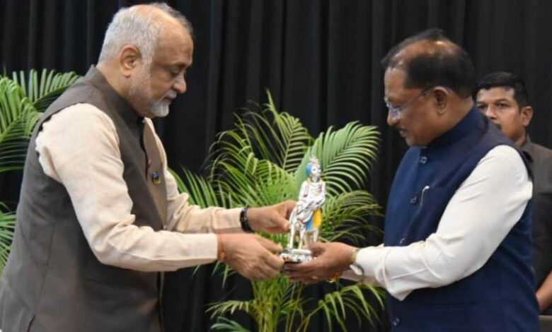 मुख्यमंत्री विष्णुदेव साय ने हार्टफुलनेस योगाश्रम में योगगुरु कमलेश पटेल से की भेंट