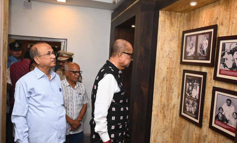 संबलपुर में राज्यपाल ने किया लक्ष्मीकांत बेजबरुआ के साहित्य का अवलोकन, दी श्रद्धांजलि संबलपुर में राज्यपाल ने किया लक्ष्मीकांत बेजबरुआ के साहित्य का अवलोकन, दी श्रद्धांजलि