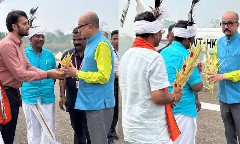 राज्यपाल रमेन डेका का कराली हैलीपेड में आत्मीय स्वागत राज्यपाल रमेन डेका का कराली हैलीपेड में आत्मीय स्वागत