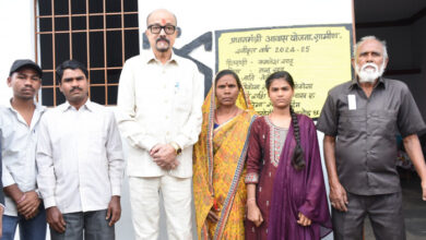 राज्यपाल रमेन डेका ने बालोद जिले के ग्राम सिकोसा में पहुँचकर प्रधानमंत्री आवास योजना ग्रामीण के कार्यों का किया अवलोकन
