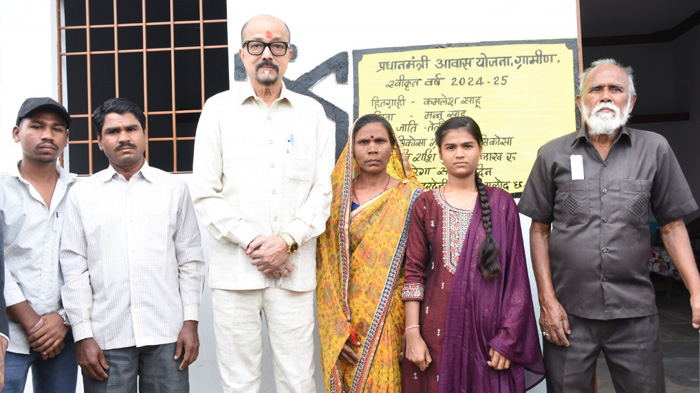 राज्यपाल रमेन डेका ने बालोद जिले के ग्राम सिकोसा में पहुँचकर प्रधानमंत्री आवास योजना ग्रामीण के कार्यों का किया अवलोकन राज्यपाल रमेन डेका ने बालोद जिले के ग्राम सिकोसा में पहुँचकर प्रधानमंत्री आवास योजना ग्रामीण के कार्यों का किया अवलोकन