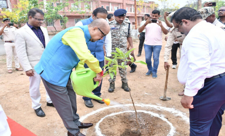 रायपुर : एक पेड़ माँ के नाम अभियान के तहत् राज्यपाल श्री रमेन डेका ने लगाए रूद्राक्ष के पौधे
