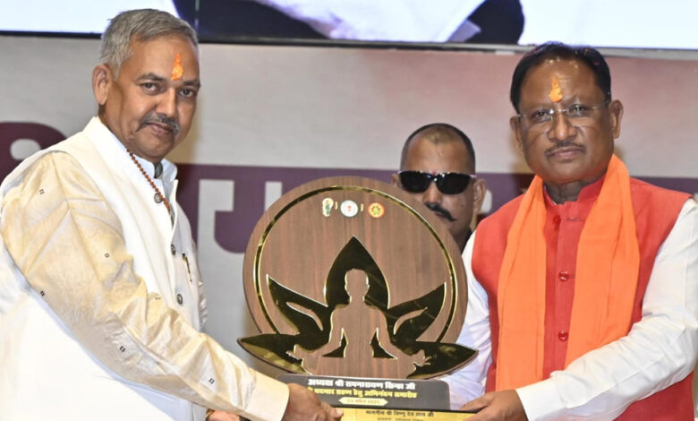 योग आयोग के नवनियुक्त अध्यक्ष के पदभार ग्रहण हेतु अभिनंदन समारोह में शामिल हुए मुख्यमंत्री श्री विष्णु देव साय योग आयोग के नवनियुक्त अध्यक्ष के पदभार ग्रहण हेतु अभिनंदन समारोह में शामिल हुए मुख्यमंत्री श्री विष्णु देव साय