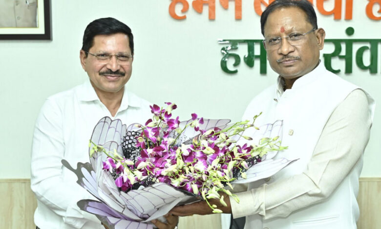 रायपुर : मुख्यमंत्री विष्णु देव साय से एसईसीएल के नवनियुक्त सीएमडी हरीश दुहन ने की सौजन्य भेंट रायपुर : मुख्यमंत्री विष्णु देव साय से एसईसीएल के नवनियुक्त सीएमडी हरीश दुहन ने की सौजन्य भेंट