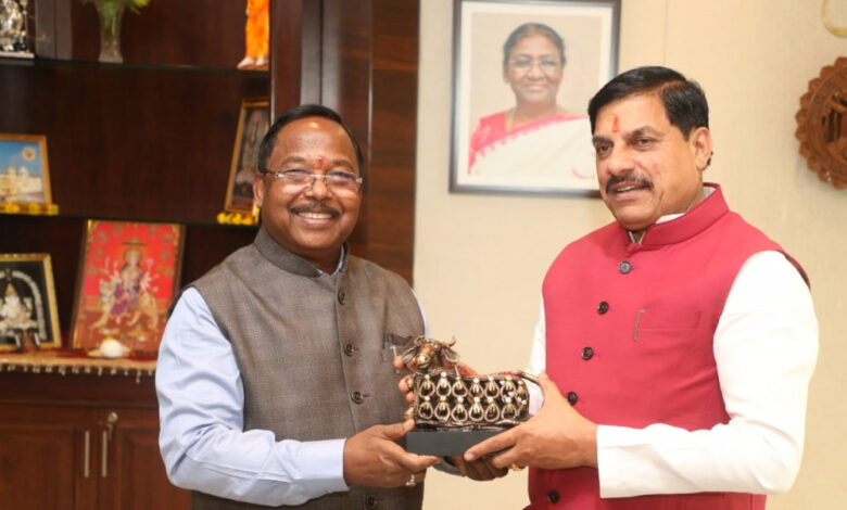 रायपुर : आदिम जाति विकास मंत्री श्री रामविचार नेताम ने मध्यप्रदेश के मुख्यमंत्री डॉ. मोहन यादव से की मुलाकात
