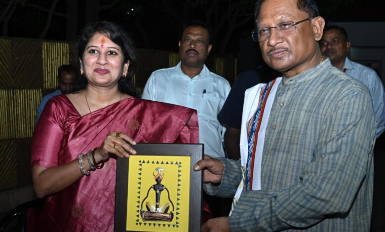 CG News- मुख्यमंत्री साय से छत्तीसगढ़ राज्य बाल संरक्षण आयोग के नवनियुक्त अध्यक्ष डॉ. वर्णिका शर्मा ने सौजन्य मुलाकात की… CG News- मुख्यमंत्री साय से छत्तीसगढ़ राज्य बाल संरक्षण आयोग के नवनियुक्त अध्यक्ष डॉ. वर्णिका शर्मा ने सौजन्य मुलाकात की…