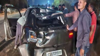 CG News: कार को टक्कर मारकर भागा ट्रक ड्राइवर: अनियंत्रित कार डिवाइडर से टकराकर बाइक से टकराई, कार चालक घायल…