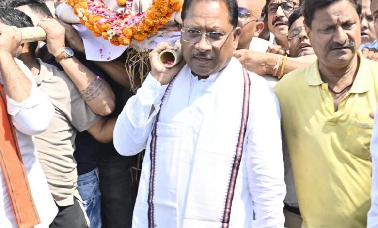 CG News – मुख्यमंत्री साय का मुंबई दौरा रद्द: कश्मीर में मारे गए दिनेश मिरानिया की अंतिम यात्रा में हुए शामिल, शव को दिया कंधा…