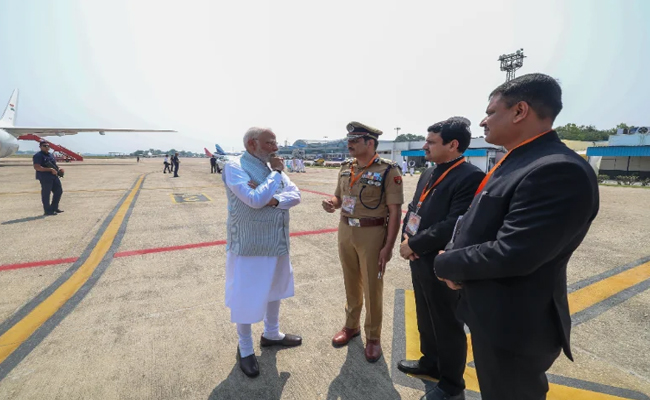 पीएम मोदी वाराणसी पहुंचे, 3 हजार 800 करोड़ की परियोजनाओं की देंगे सौगात पीएम मोदी वाराणसी पहुंचे, 3 हजार 800 करोड़ की परियोजनाओं की देंगे सौगात