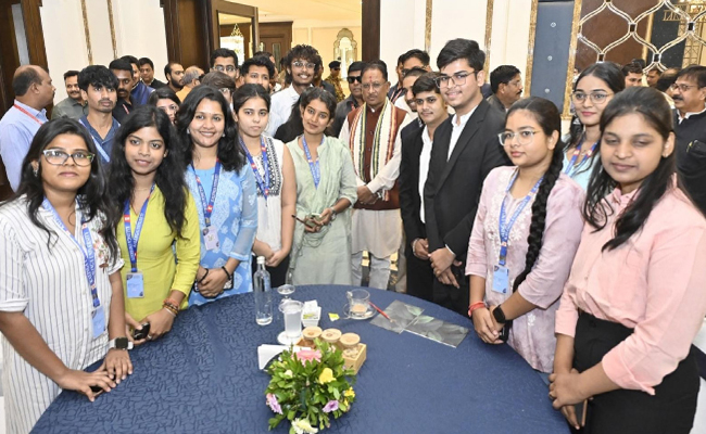 मुख्यमंत्री श्री विष्णु देव साय ने युवाओं के साथ किया आत्मीय संवाद मुख्यमंत्री श्री विष्णु देव साय ने युवाओं के साथ किया आत्मीय संवाद